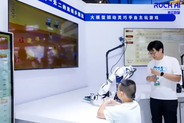 在WAIC现场，全球首个拥有「原生记忆力」的大模型亮相，但不是Transformer