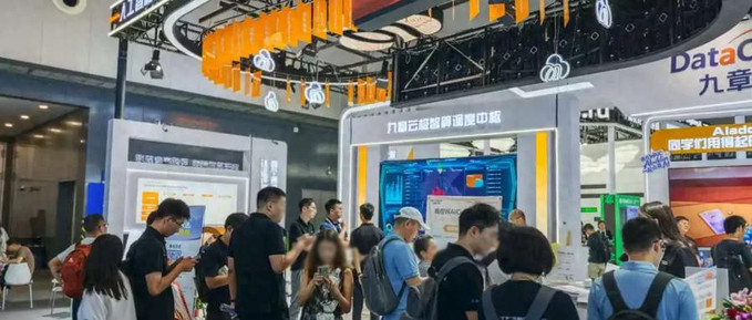 WAIC现场的AI新云担当：九章智算云百元解锁普惠算力，向高校发放“算力平权”补给