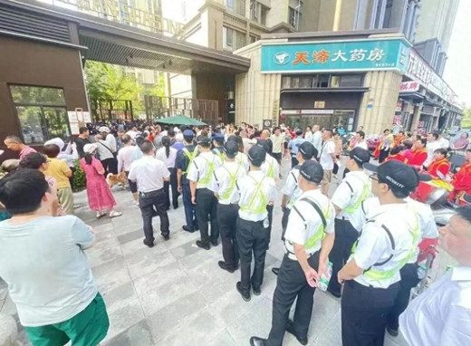 物业公司打起来了，一边撤场一边“抢地盘”