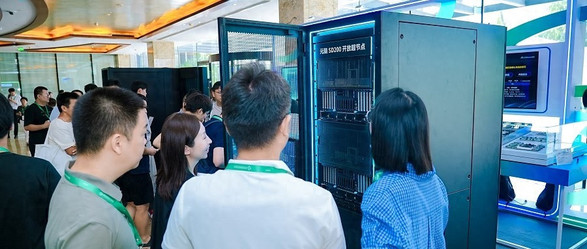 单机支持超万亿参数模型！浪潮信息发布超节点，给开源AI打造开放底座
