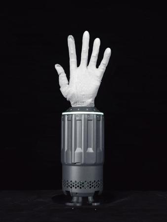 38自由度，全球最高！院士团队推出的这款灵巧手会捻扑克、穿针引线丨涌现新项目