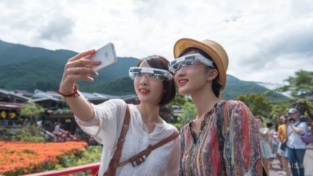AI眼镜“上头”，成为假期旅游新搭子？