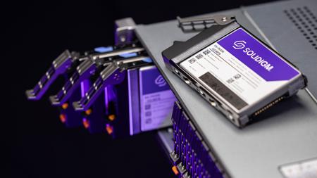 Solidigm 成立 AI 中央实验室，H200、B200 GPU 模拟真实工作负载