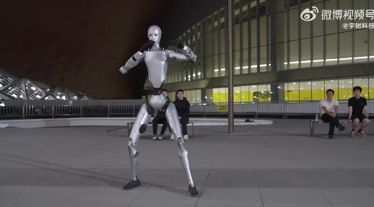 宇树科技推出 Unitree H2人形机器人：身高180 仿生人脸与惊人协调性